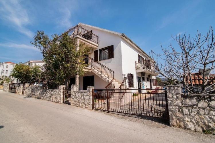 Apartments Fidelis - One Bedroom Apartment With Terrace And Garden View 3 Trogir Exterior photo