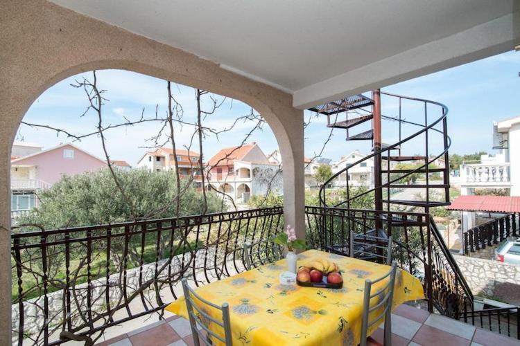 Apartments Fidelis - One Bedroom Apartment With Terrace And Garden View 3 Trogir Exterior photo